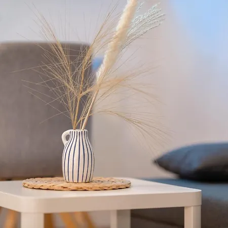 Awesome - Schonfeld Apartment, Netflix Und Kostenloses Parken Apartment *
